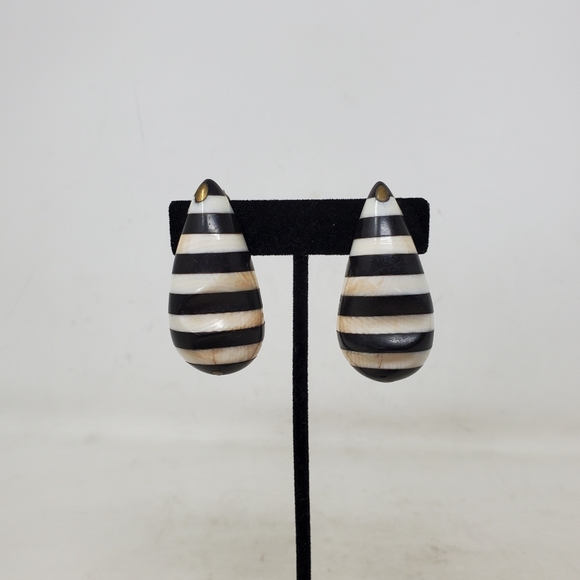 RARE Vintage Signed Patricia Von Musulin Ebony and Bone Clip Earrings - Picture 3 of 7